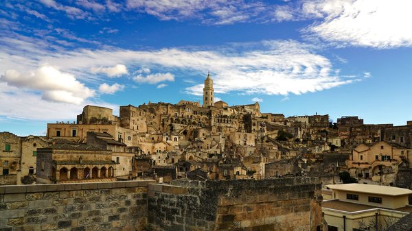 Quels sont les défis de l'implémentation de la e-santé dans les systèmes de santé publique ?